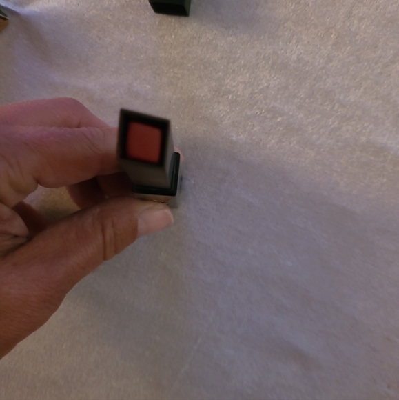 YVES SAINT LAURENT THE SLIM VELVET RADICAL LIPSTICK - Picture 2 of 3